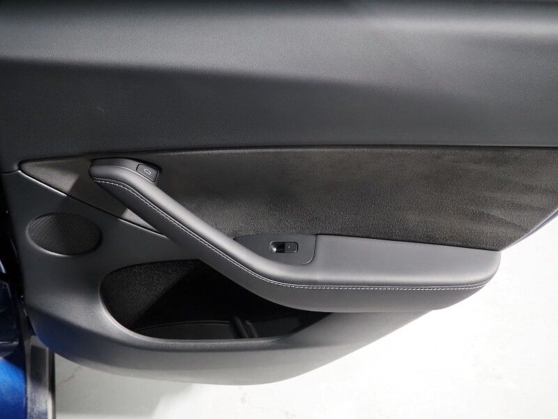 2025 Tesla Model Y Long Range RWD *AUTOPILOT, NAVIGATION, SAFETY ALERTS, ADAPTIVE CRUISE, SURROUND VIEW CAMERAS, PANORAMA GLASS ROOF, HEATED SEATS/STEERING WHEEL, WIRELESS CHARGING Round Rock TX