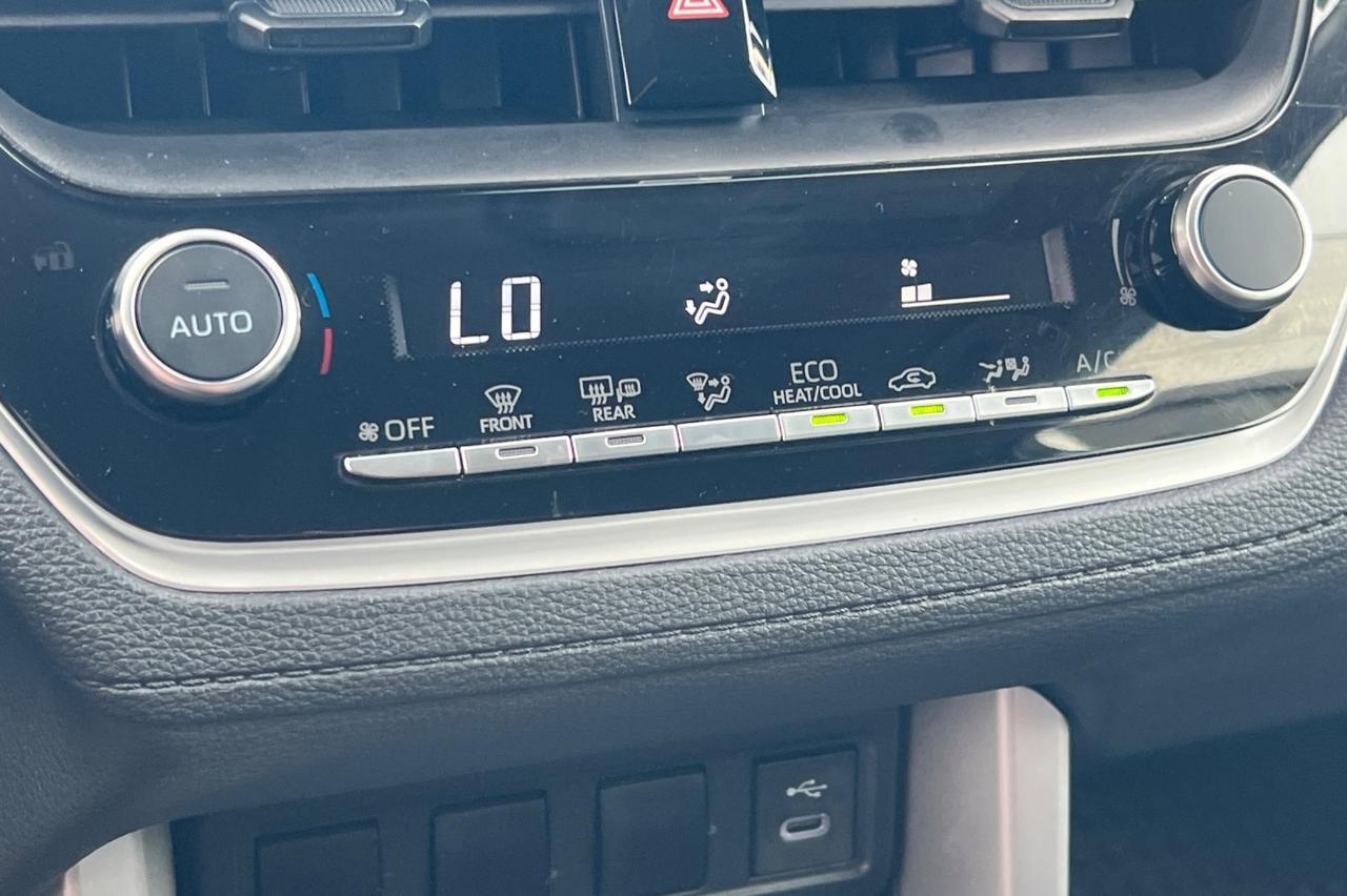 2025 Toyota Corolla Cross LE Ontario OR