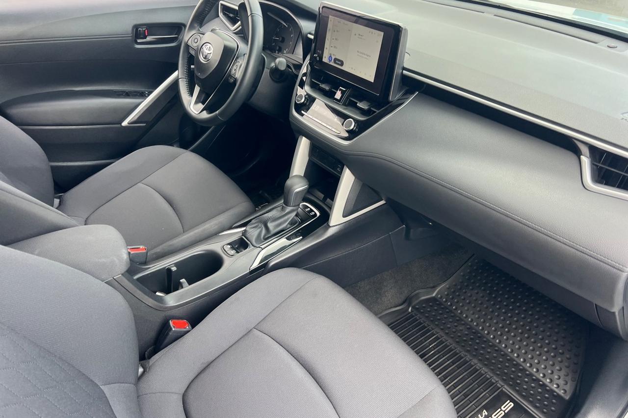 2025 Toyota Corolla Cross LE Ontario OR