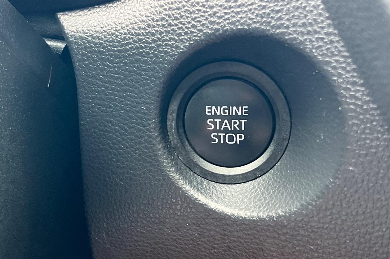 2025 Toyota Corolla Cross LE Ontario OR
