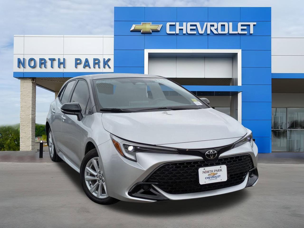 2025 Toyota Corolla Hatchback SE's photo