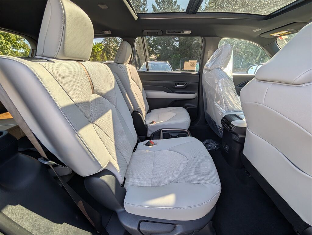 2025 Toyota Grand Highlander Hybrid MAX Platinum