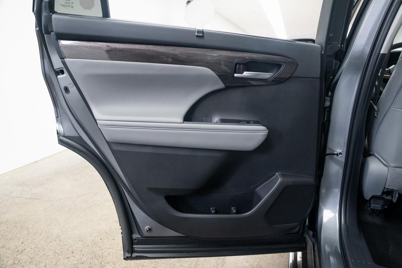 2025 Toyota Highlander Hybrid Platinum 1 Owner Vented Seats Portland OR