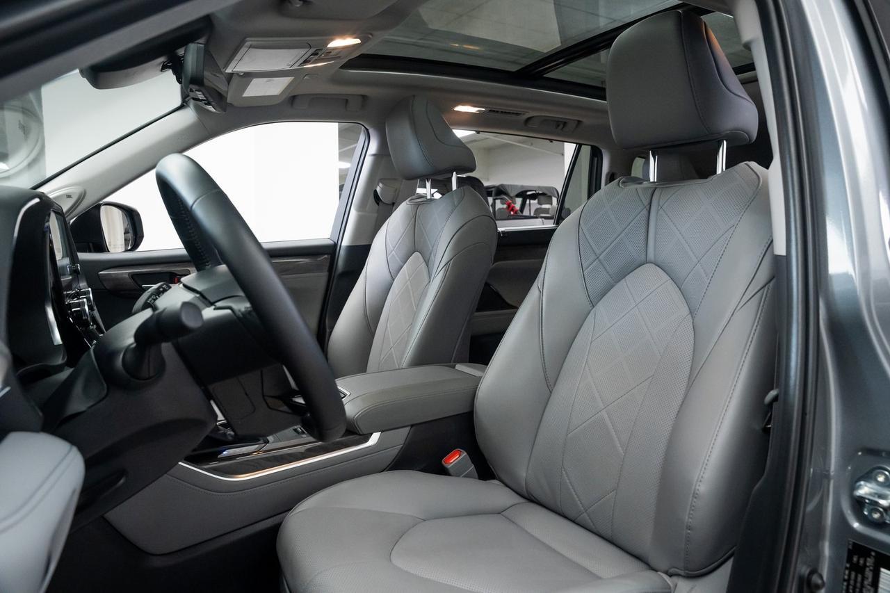 2025 Toyota Highlander Hybrid Platinum 1 Owner Vented Seats Portland OR