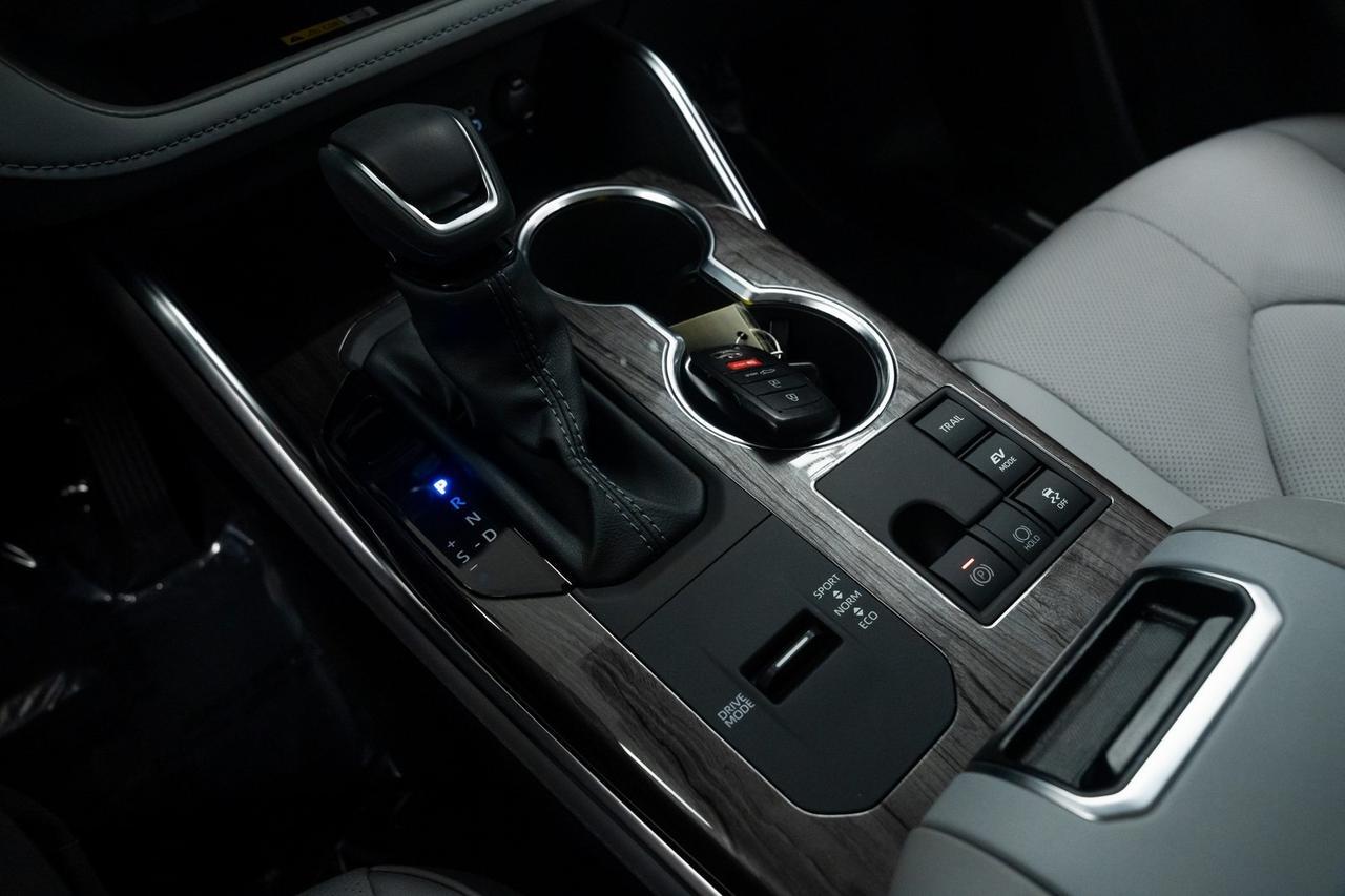 2025 Toyota Highlander Hybrid Platinum 1 Owner Vented Seats Portland OR