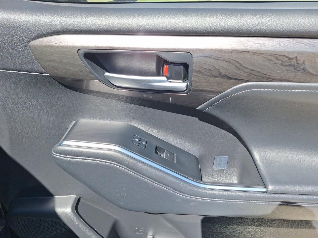 2025 Toyota Highlander Hybrid Platinum Hurst TX