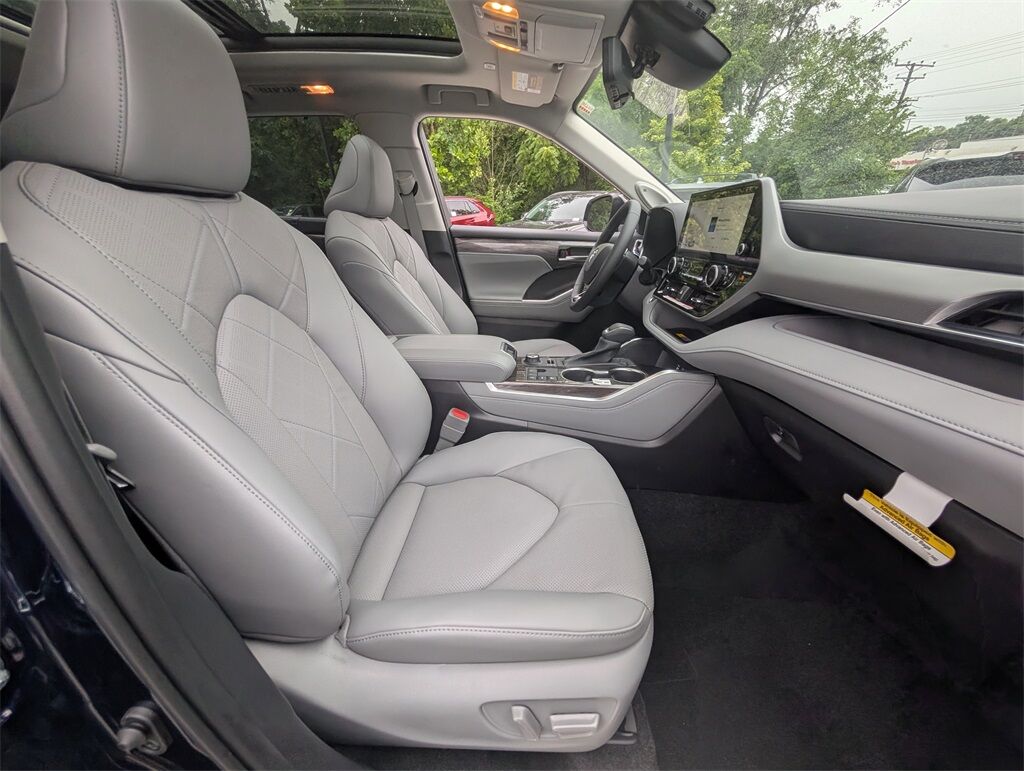 2025 Toyota Highlander Platinum