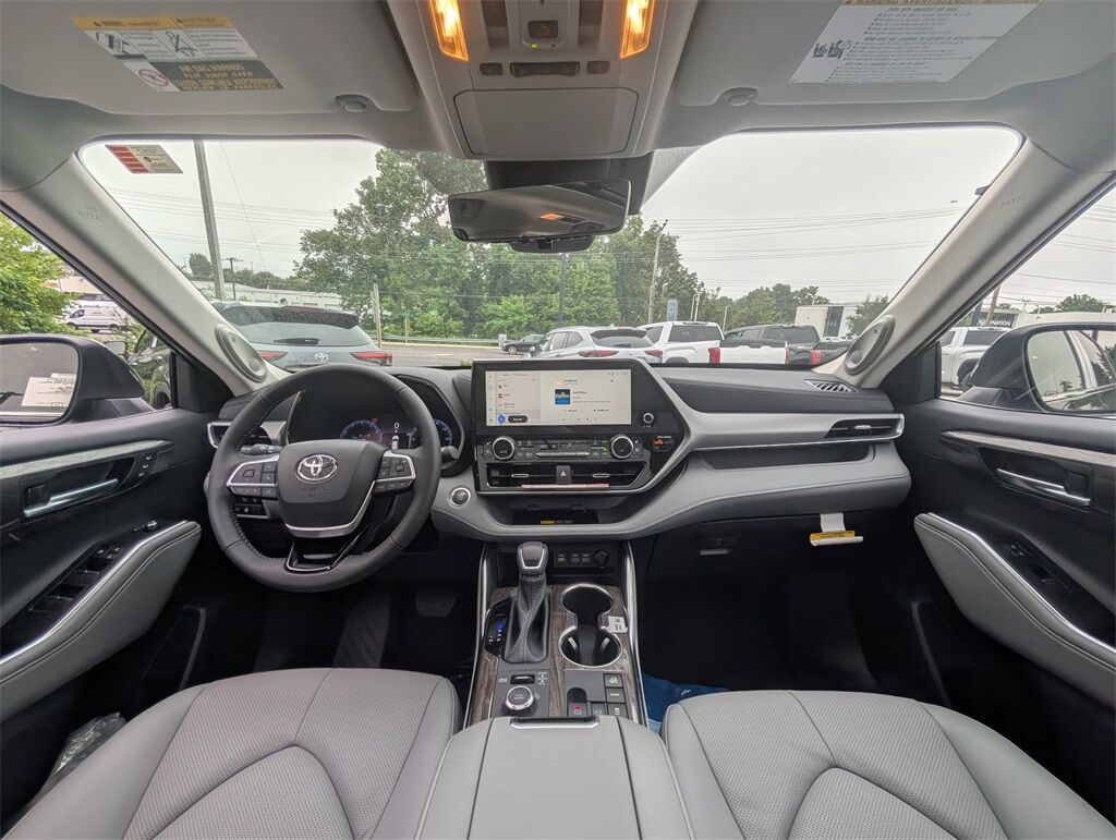 2025 Toyota Highlander Platinum