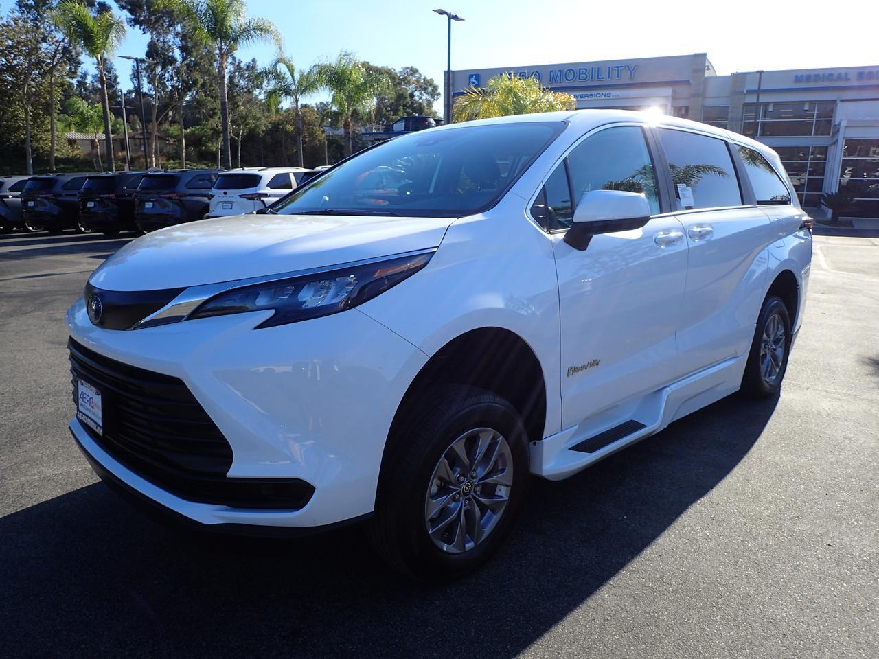 2025 Toyota Sienna LE