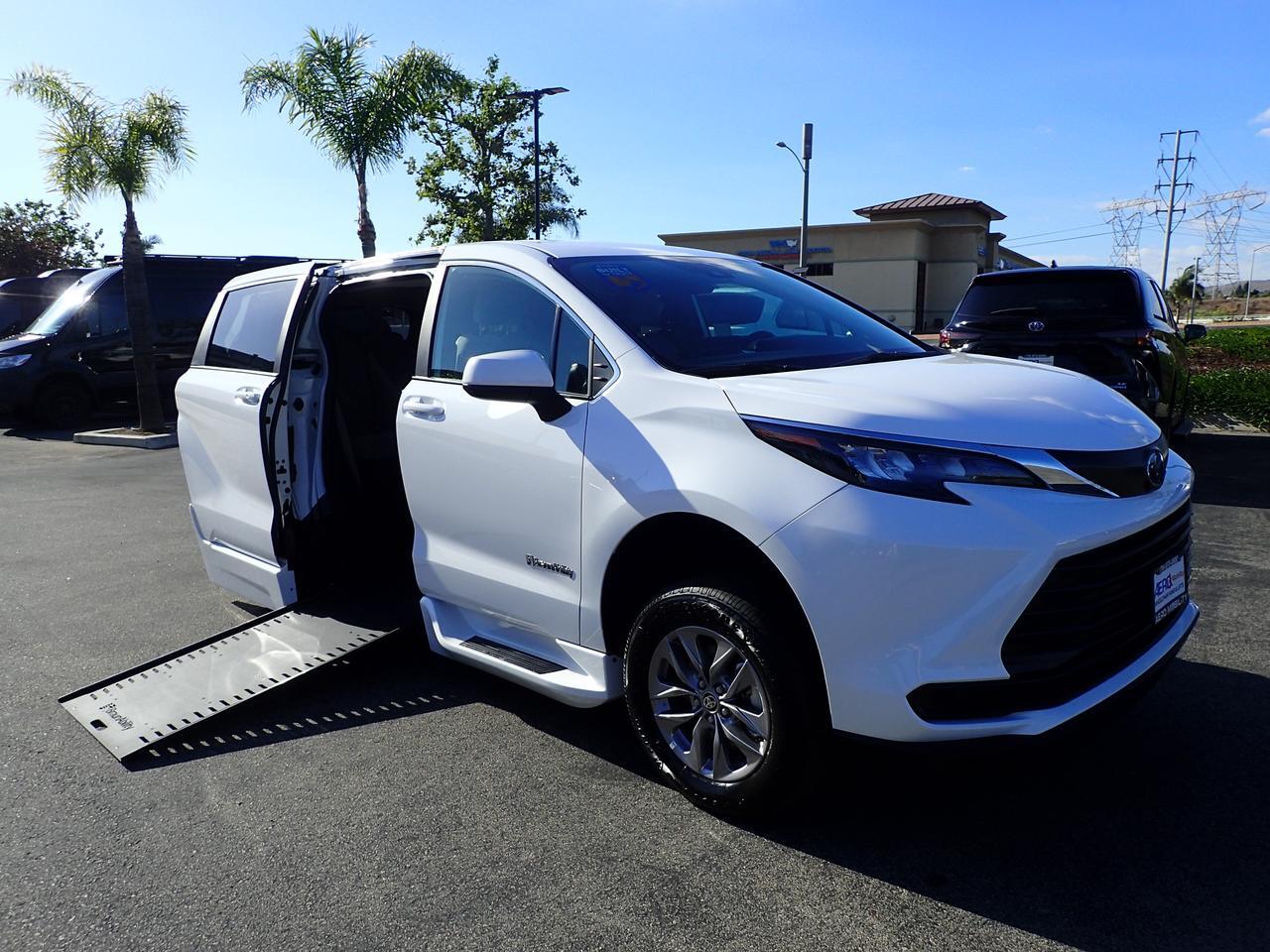 2025 Toyota Sienna LE