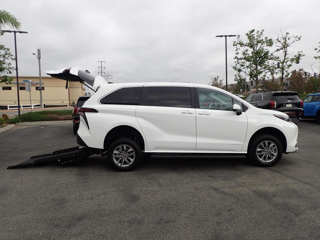 2025 Toyota Sienna LE