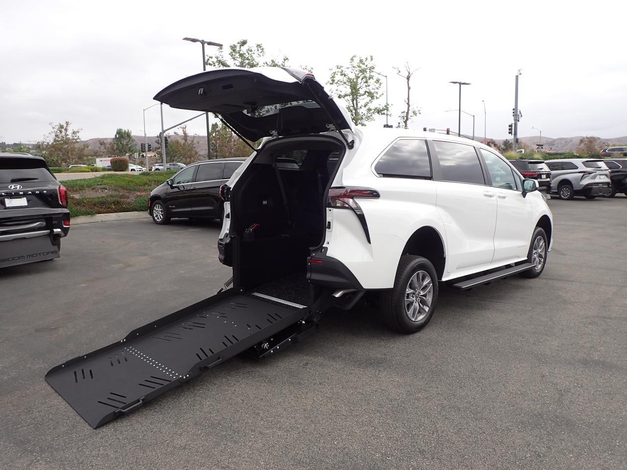 2025 Toyota Sienna LE Anaheim CA