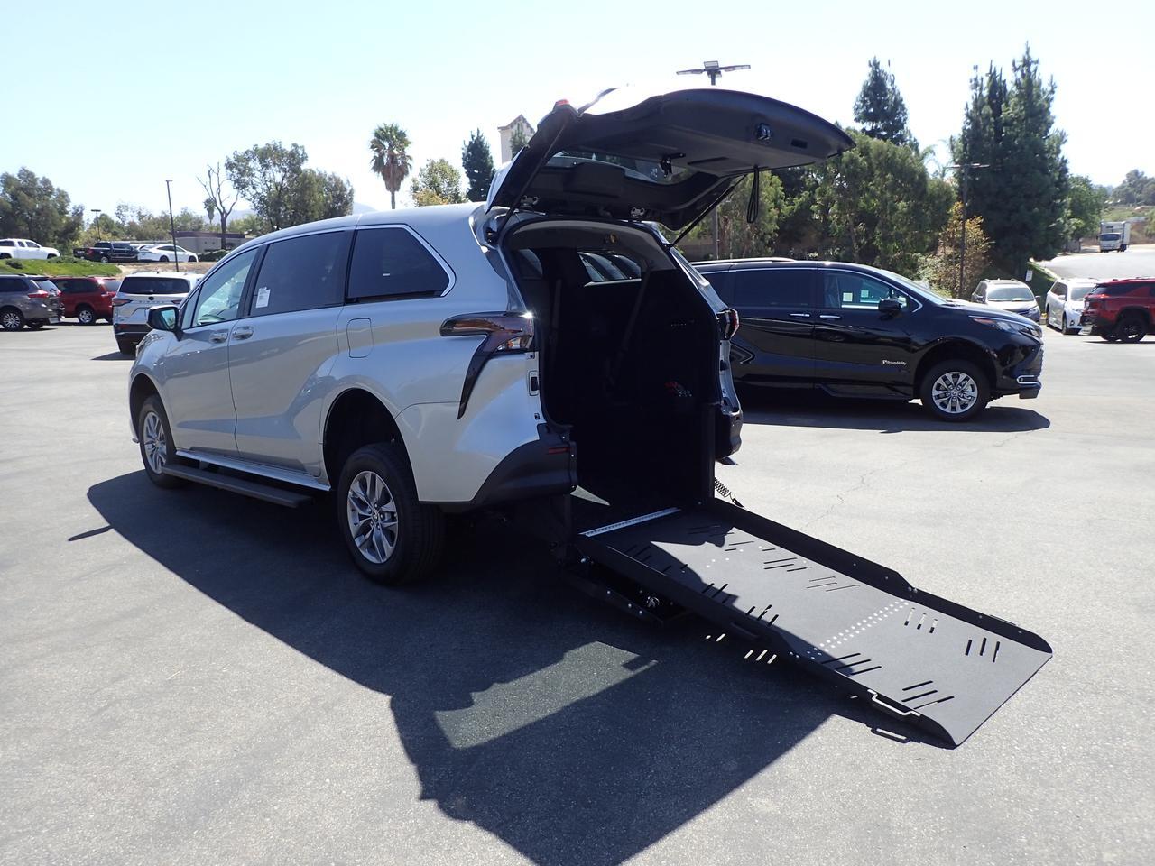 2025 Toyota Sienna LE Anaheim CA