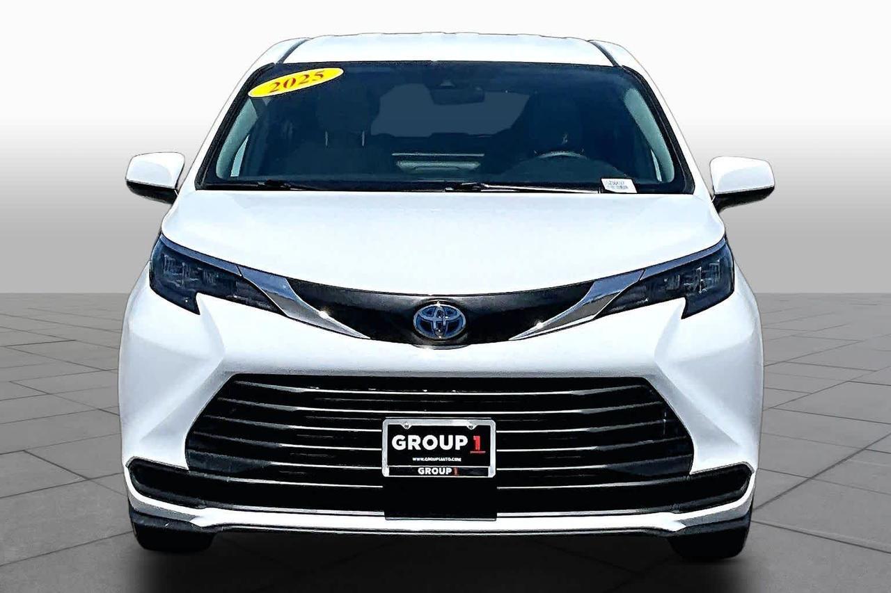 2025 Toyota Sienna LE
