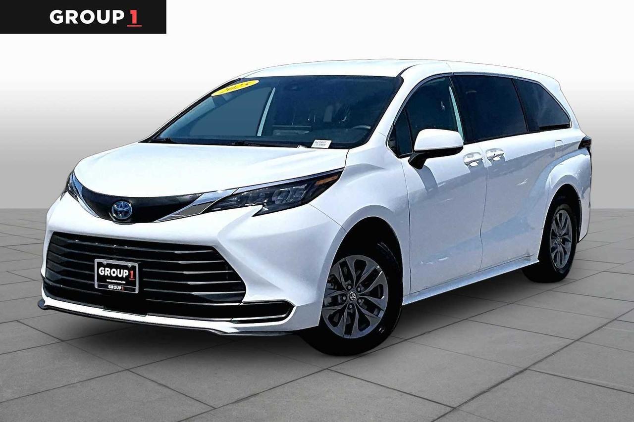 2025 Toyota Sienna LE