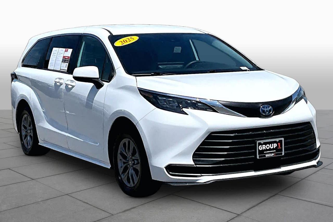 2025 Toyota Sienna LE