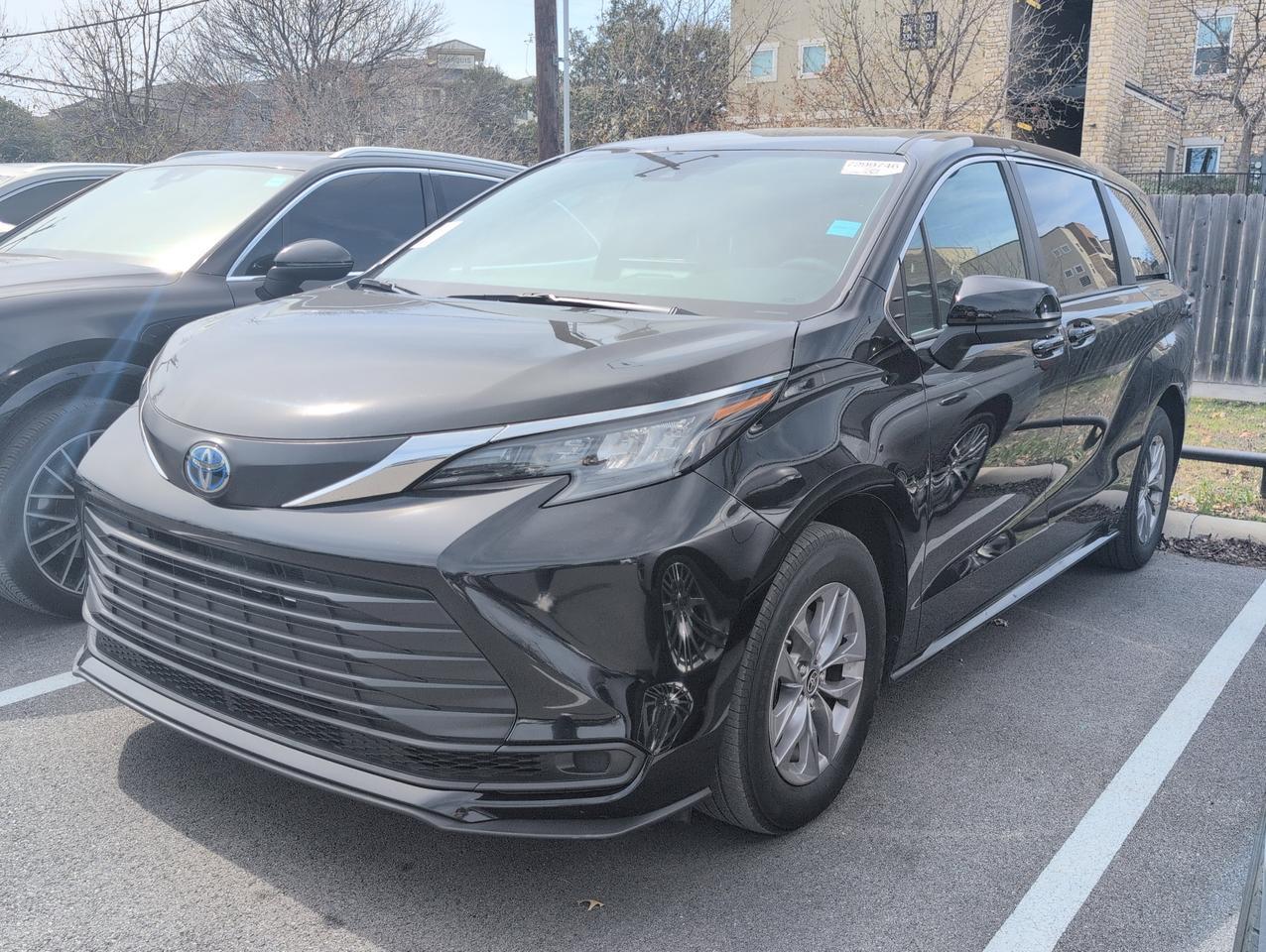 2025 Toyota Sienna LE