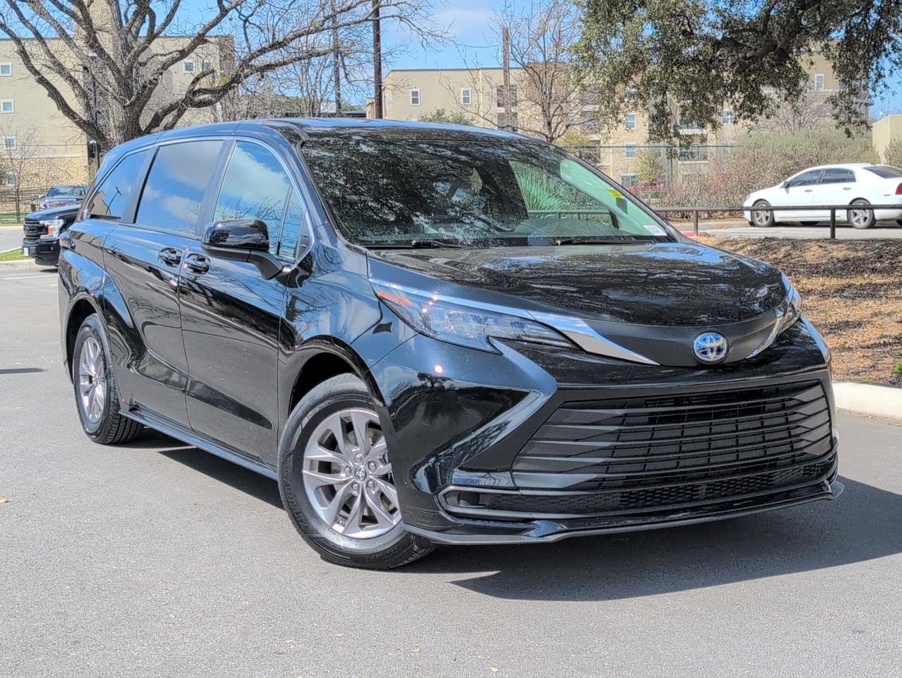 2025 Toyota Sienna LE