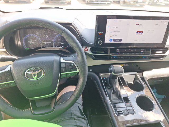 2025 Toyota Sienna Platinum Hurst TX