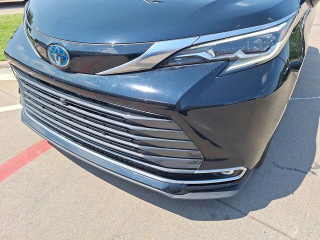 2025 Toyota Sienna Platinum Hurst TX