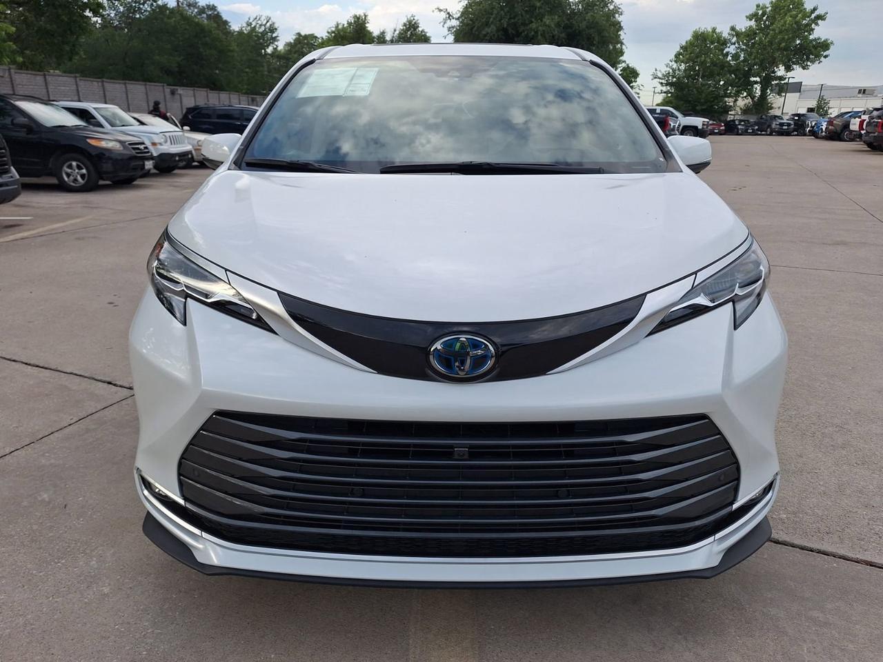 2025 Toyota Sienna Platinum Hurst TX