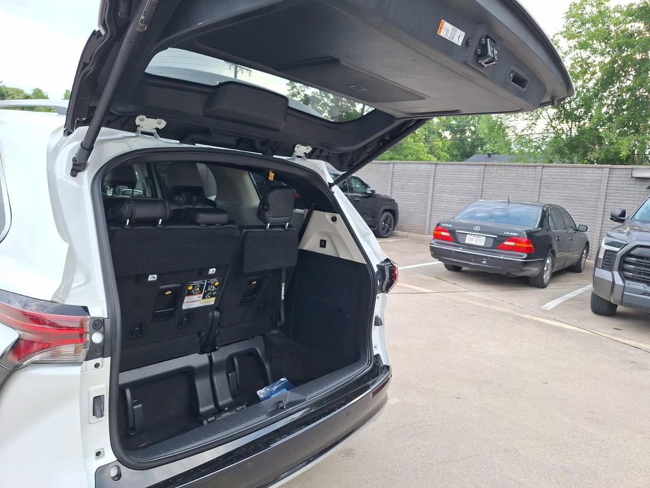 2025 Toyota Sienna Platinum Hurst TX