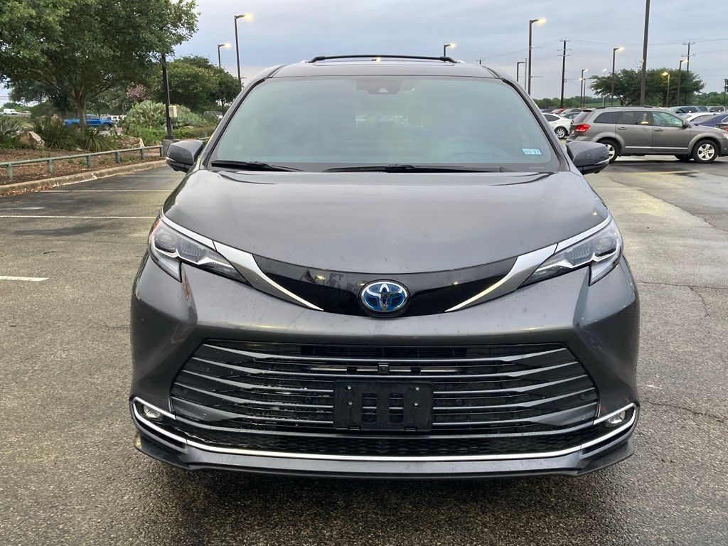 2025 Toyota Sienna Platinum