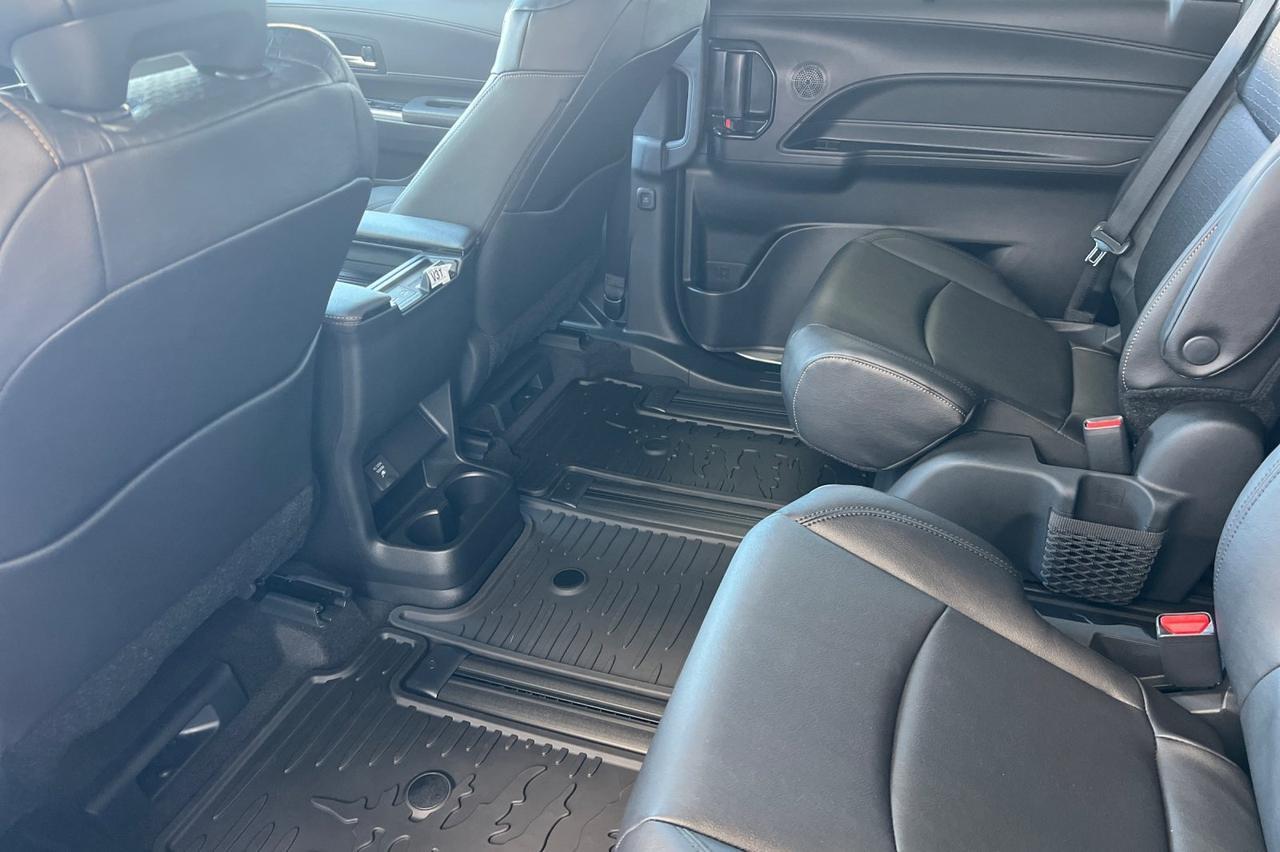 2025 Toyota Sienna Woodland Edition Ontario OR