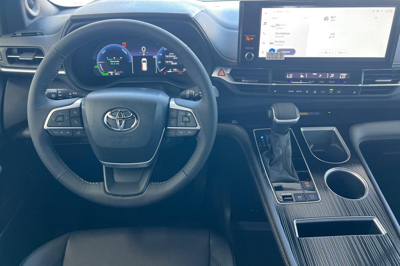 2025 Toyota Sienna Woodland Edition Ontario OR