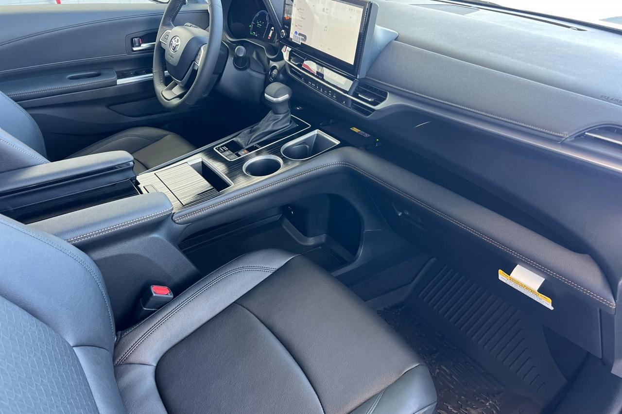 2025 Toyota Sienna Woodland Edition Ontario OR