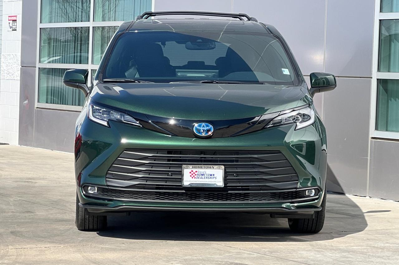 2025 Toyota Sienna Woodland Edition Ontario OR