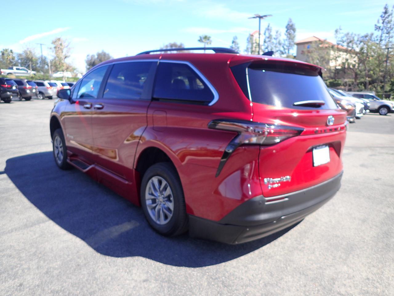 2025 Toyota Sienna XLE+