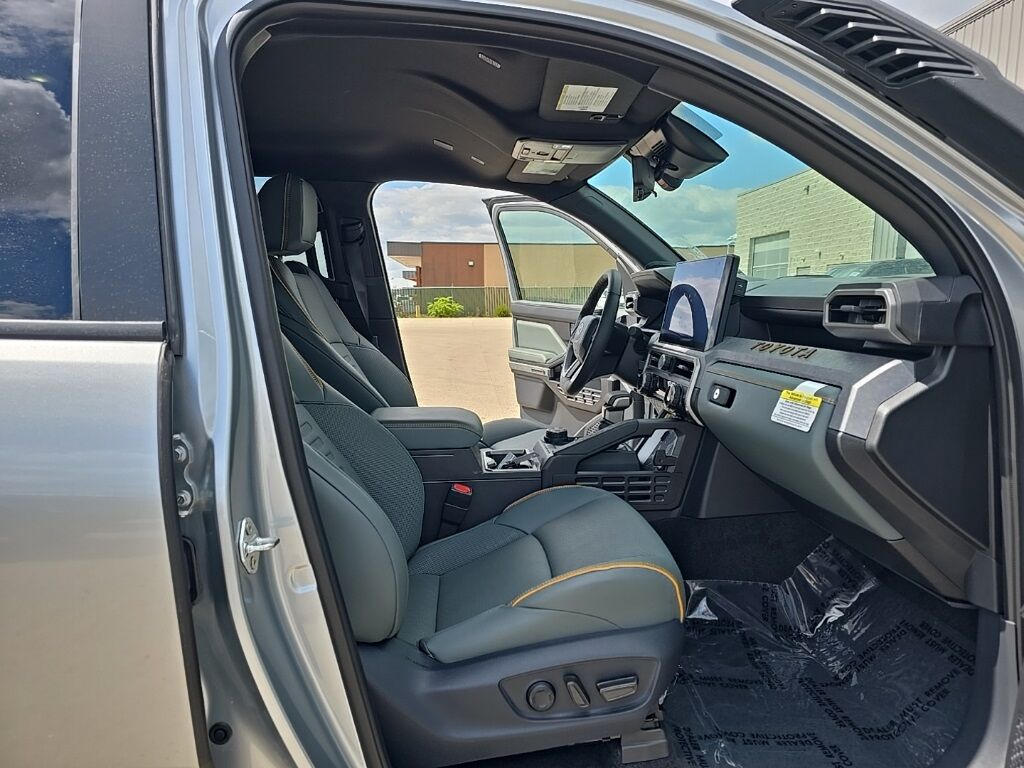 2025 Toyota Tacoma Hybrid 4x4 Crew Cab Trailhunter Fond du Lac WI