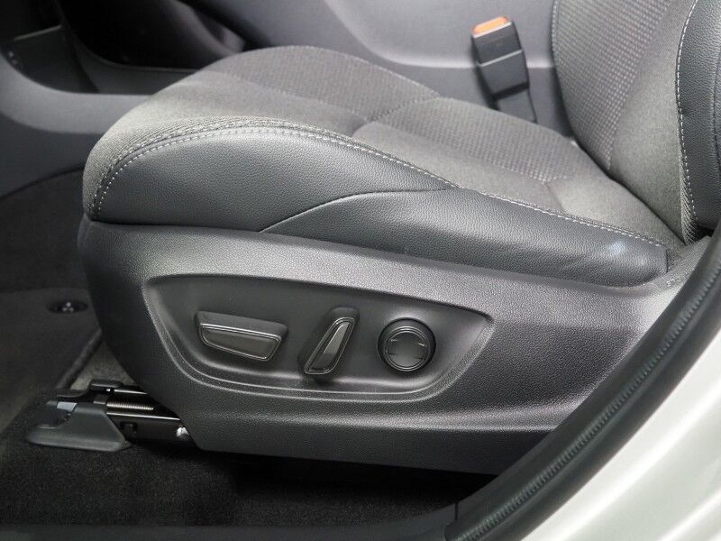 2025 Toyota bZ4X XLE *NAVIGATION, ADAPTIVE CRUISE, SAFETY ALERTS, BACKUP-CAMERA, COLOR TOUCHSCREEN, PANORAMA GLASS ROOF, HEATED SEATS/STEERING, POWER LIFTGATE, WIRELESS CHARGING, ANDROID & APPLE Round Rock TX