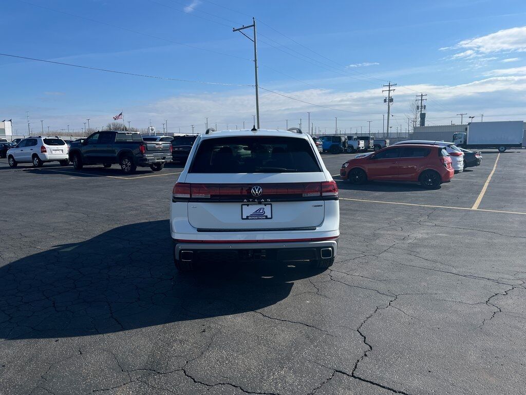 2025 Volkswagen Atlas 2.0T Peak Edition Green Bay WI