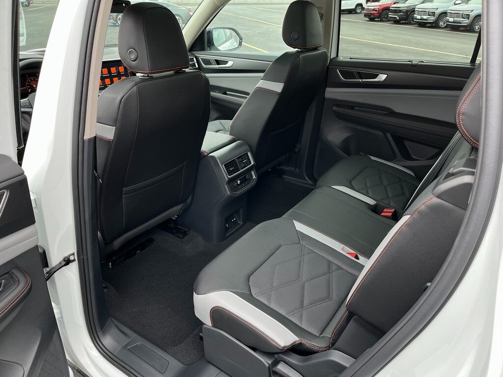 2025 Volkswagen Atlas 2.0T Peak Edition Green Bay WI