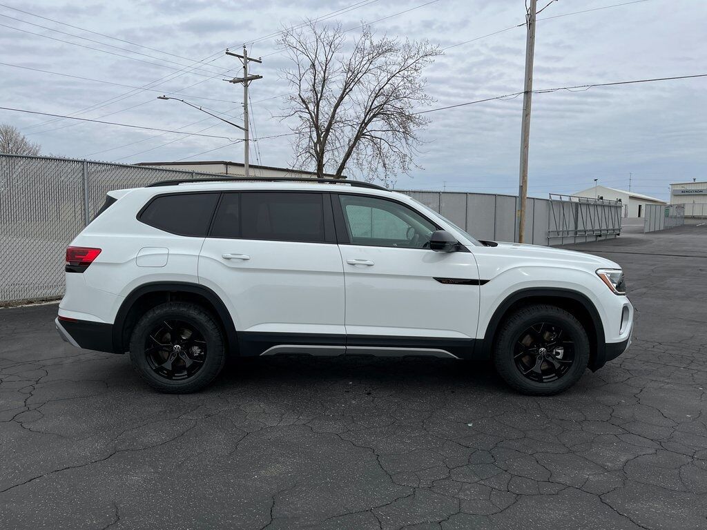 2025 Volkswagen Atlas 2.0T Peak Edition Green Bay WI