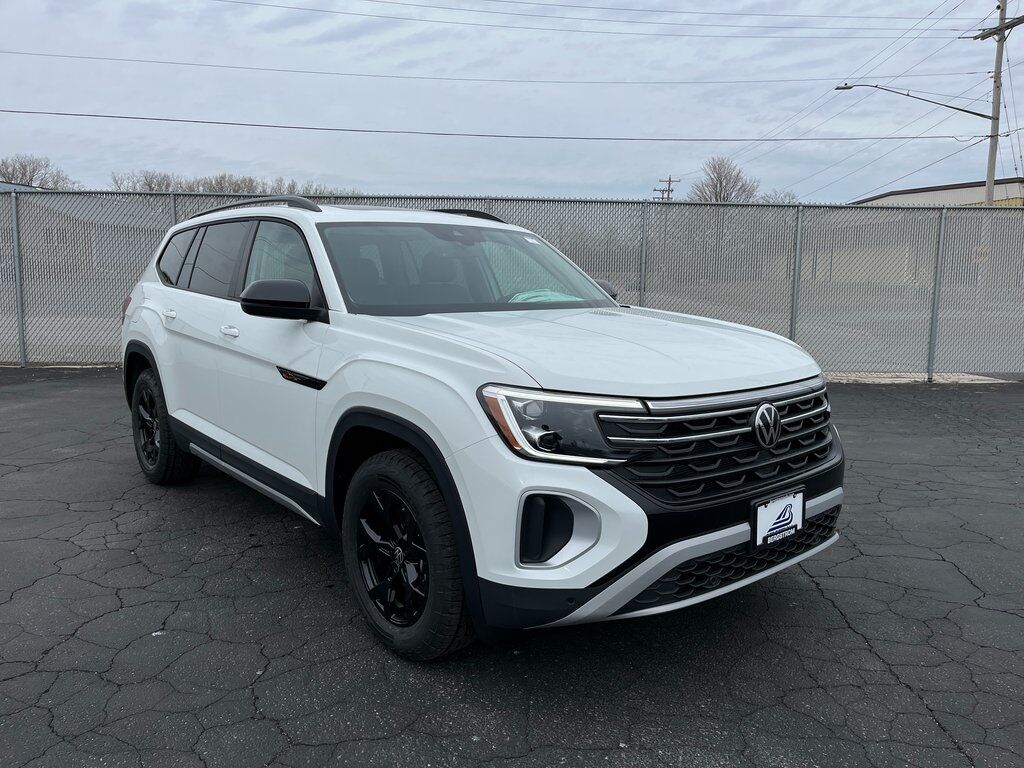 2025 Volkswagen Atlas 2.0T Peak Edition Green Bay WI