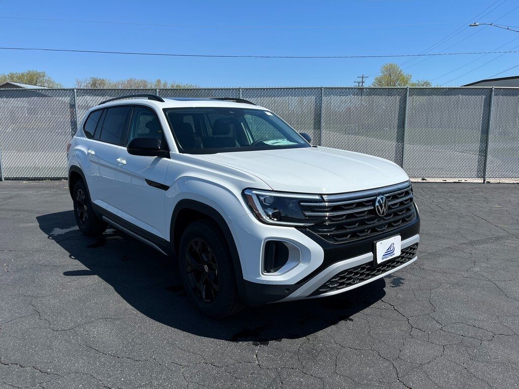 2025 Volkswagen Atlas 2.0T Peak Edition Green Bay WI
