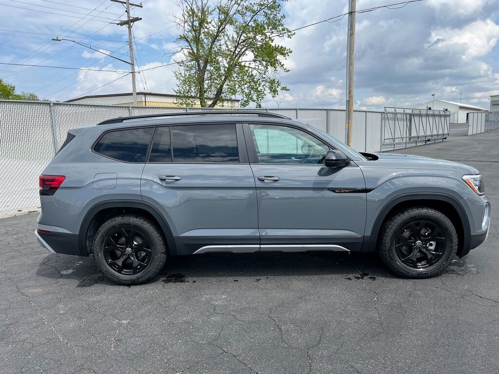 2025 Volkswagen Atlas 2.0T Peak Edition Green Bay WI