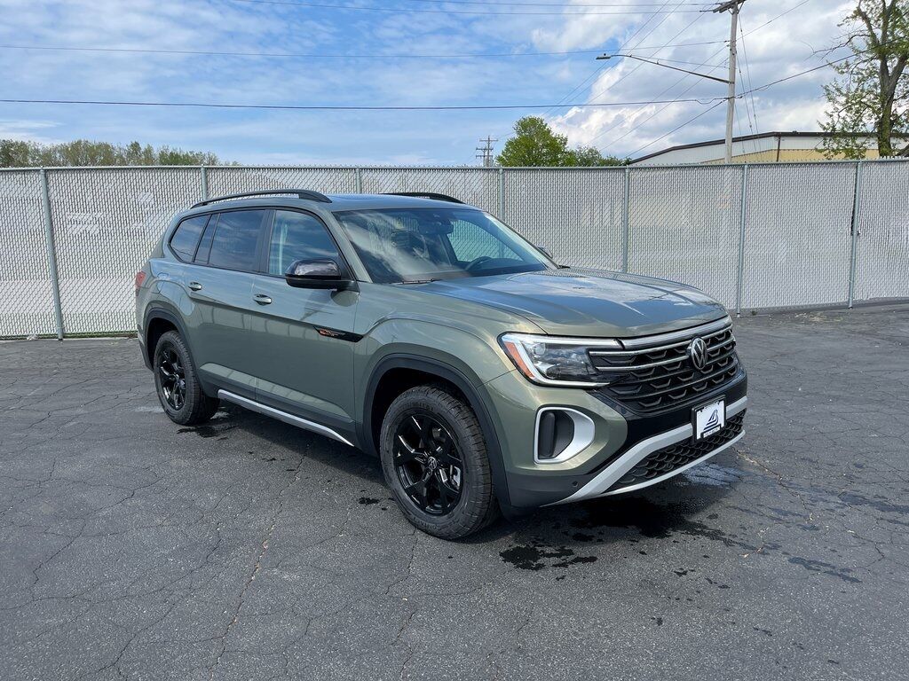 2025 Volkswagen Atlas 2.0T Peak Edition SE Green Bay WI