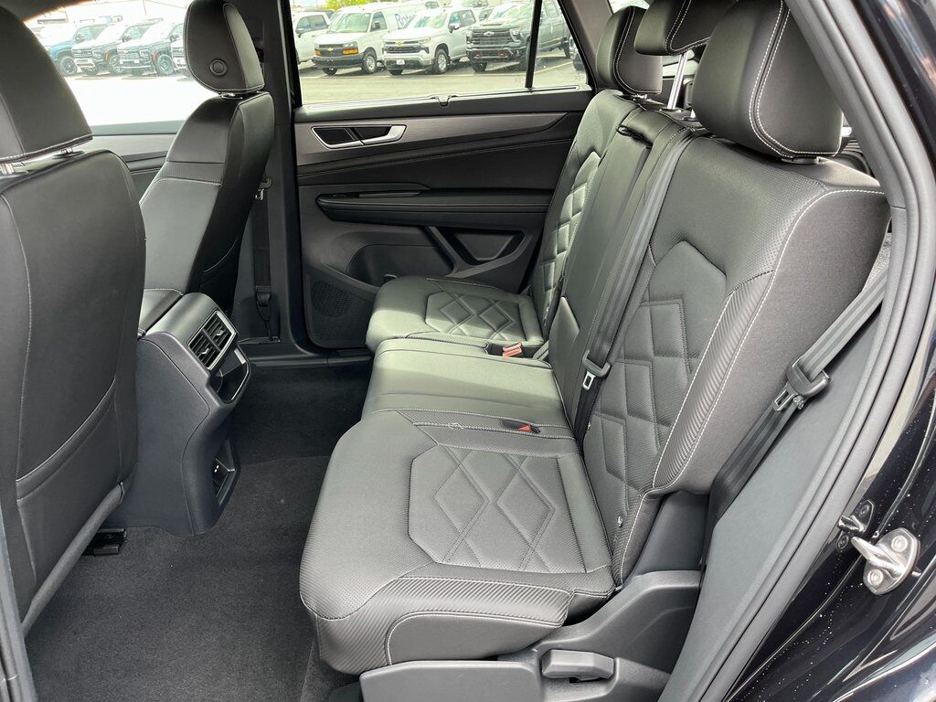 2025 Volkswagen Atlas Cross Sport 2.0T SE w/Technology Green Bay WI