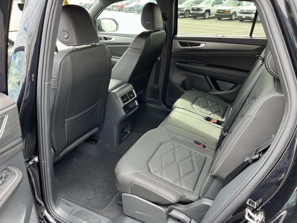 2025 Volkswagen Atlas Cross Sport 2.0T SE w/Technology Green Bay WI