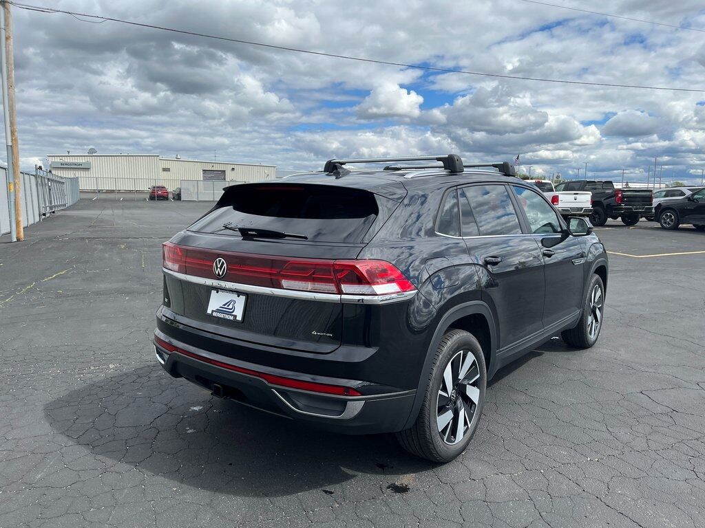2025 Volkswagen Atlas Cross Sport 2.0T SE w/Technology Green Bay WI