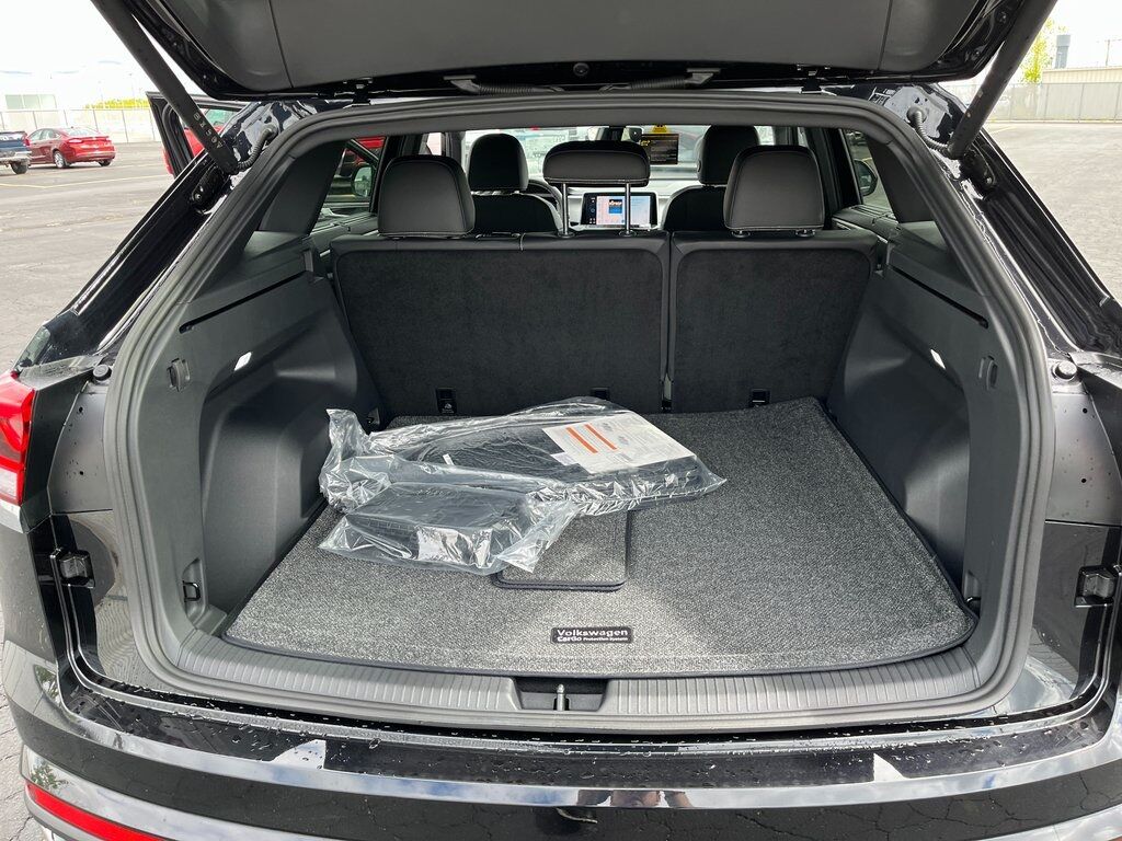 2025 Volkswagen Atlas Cross Sport 2.0T SE w/Technology Green Bay WI