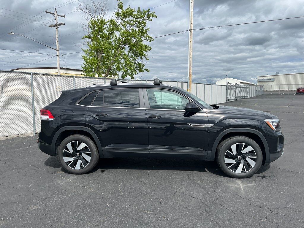 2025 Volkswagen Atlas Cross Sport 2.0T SE w/Technology Green Bay WI
