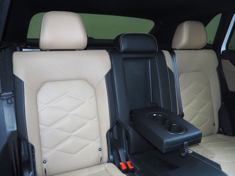 2025 Volkswagen Atlas Cross Sport 2.0T SE w/Technology *PANORAMA MOONROOF, ADAPTIVE CRUISE, SAFETY ALERTS, BACKUP-CAMERA, COLOR TOUCHSCREEN, CLIMATE SEATS, HEATED STEERING, POWER LIFTGATE, REMOTE START, WIRELESS CHARGING, ANDROID & APPLE Round Rock TX