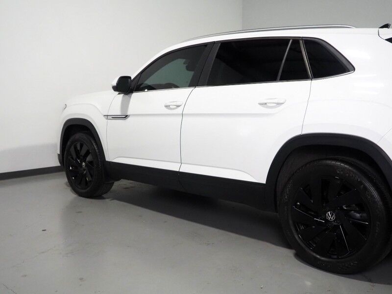 2025 Volkswagen Atlas Cross Sport 2.0T SE w/Technology *PANORAMA MOONROOF, ADAPTIVE CRUISE, SAFETY ALERTS, BACKUP-CAMERA, COLOR TOUCHSCREEN, CLIMATE SEATS, HEATED STEERING, POWER LIFTGATE, REMOTE START, WIRELESS CHARGING, ANDROID & APPLE Round Rock TX
