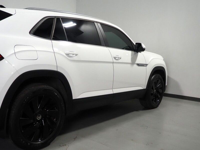 2025 Volkswagen Atlas Cross Sport 2.0T SE w/Technology *PANORAMA MOONROOF, ADAPTIVE CRUISE, SAFETY ALERTS, BACKUP-CAMERA, COLOR TOUCHSCREEN, CLIMATE SEATS, HEATED STEERING, POWER LIFTGATE, REMOTE START, WIRELESS CHARGING, ANDROID & APPLE Round Rock TX