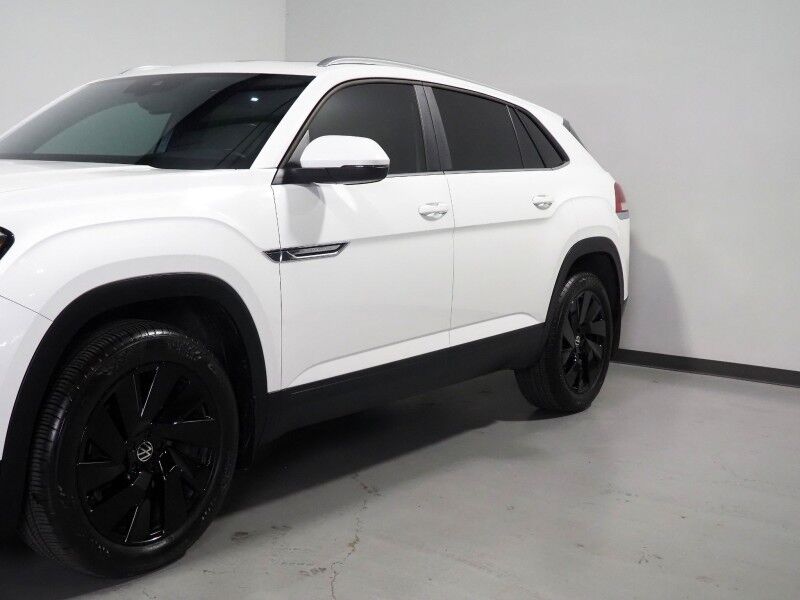 2025 Volkswagen Atlas Cross Sport 2.0T SE w/Technology *PANORAMA MOONROOF, ADAPTIVE CRUISE, SAFETY ALERTS, BACKUP-CAMERA, COLOR TOUCHSCREEN, CLIMATE SEATS, HEATED STEERING, POWER LIFTGATE, REMOTE START, WIRELESS CHARGING, ANDROID & APPLE Round Rock TX